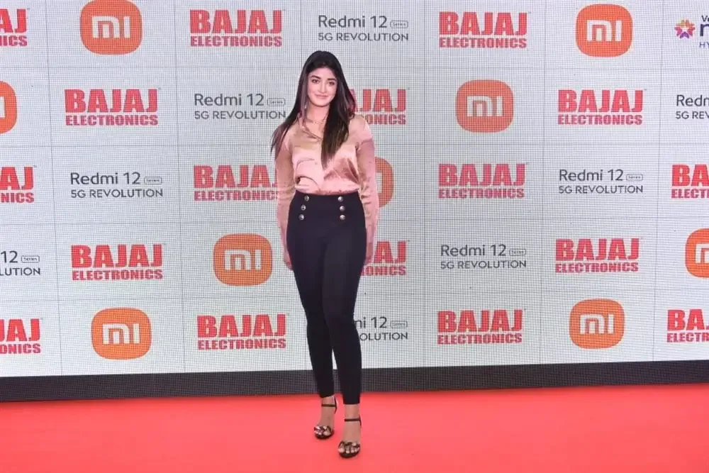 TELUGU ACTRESS DIMPLE HAYATHI LAUNCHED NEW REDMI 12 5G MOBILE 12